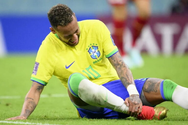 Neymar na seleção caído em campo
